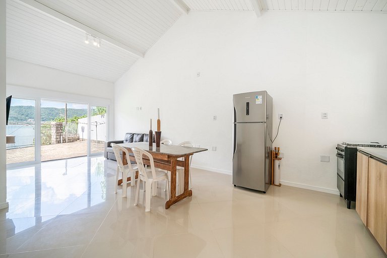 Casa Cerutti 3Q com vista para o mar by Achei