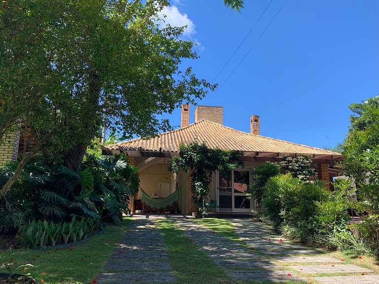 Casa Amborés 400m da praia em Jurerê Internacional