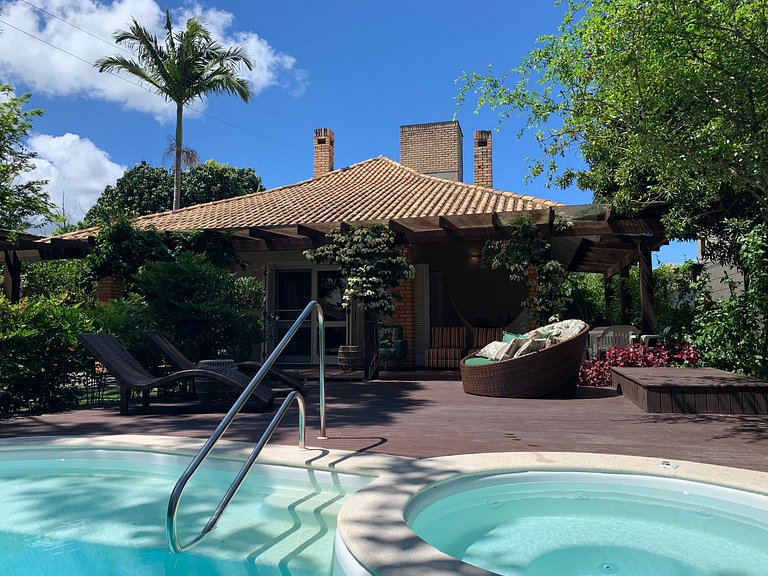 Casa Amborés 400m da praia em Jurerê Internacional