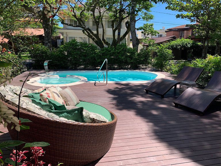 Casa Amborés 400m da praia em Jurerê Internacional