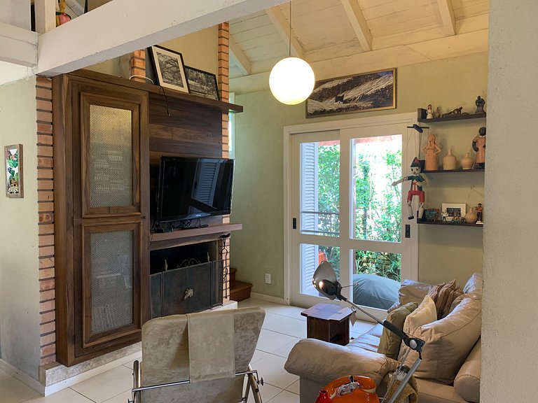 Casa Amborés 400m da praia em Jurerê Internacional