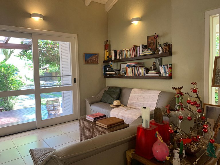 Casa Amborés 400m da praia em Jurerê Internacional