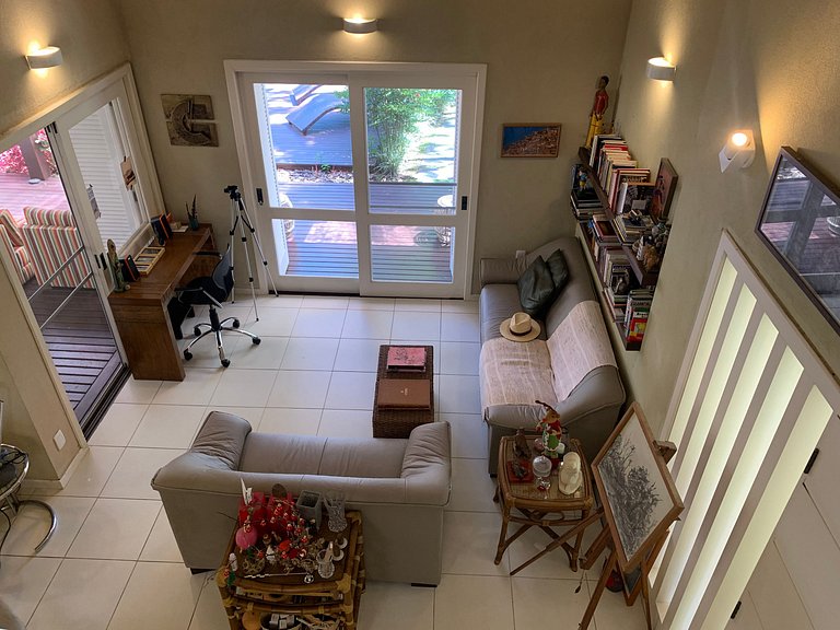 Casa Amborés 400m da praia em Jurerê Internacional