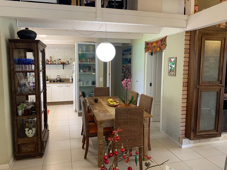 Casa Amborés 400m da praia em Jurerê Internacional