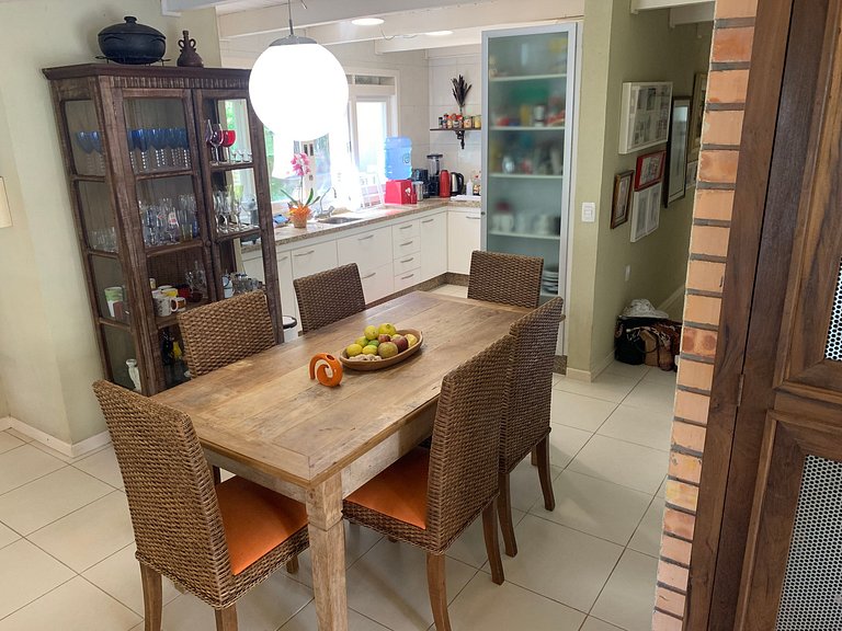 Casa Amborés 400m da praia em Jurerê Internacional