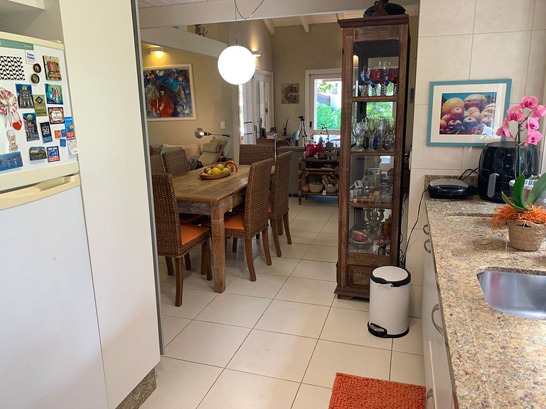 Casa Amborés 400m da praia em Jurerê Internacional