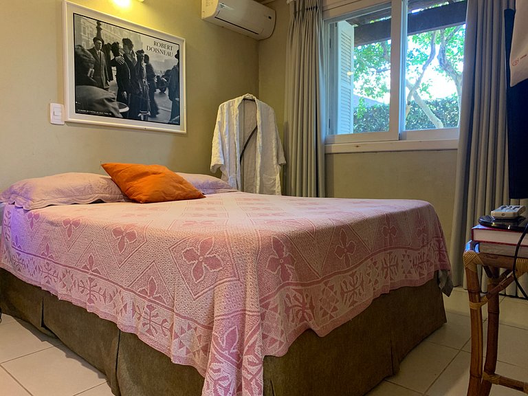 Casa Amborés 400m da praia em Jurerê Internacional