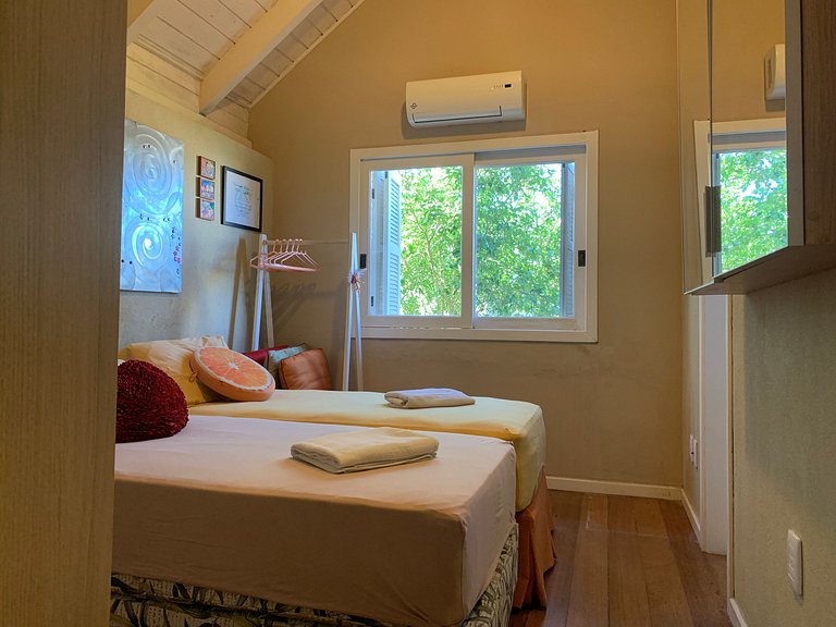 Casa Amborés 400m da praia em Jurerê Internacional