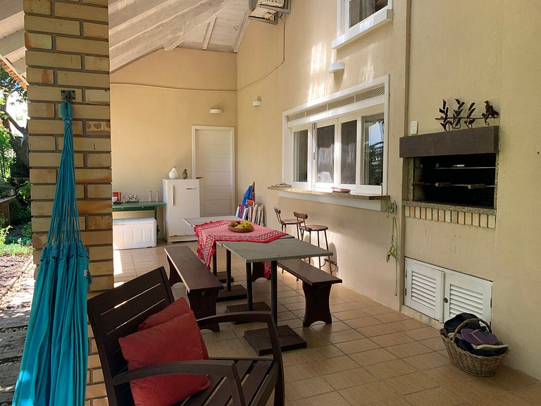 Casa Amborés 400m da praia em Jurerê Internacional