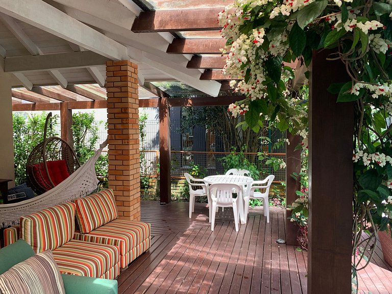 Casa Amborés 400m da praia em Jurerê Internacional