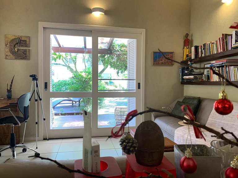 Casa Amborés 400m da praia em Jurerê Internacional