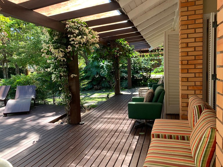 Casa Amborés 400m da praia em Jurerê Internacional