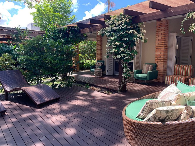 Casa Amborés 400m da praia em Jurerê Internacional