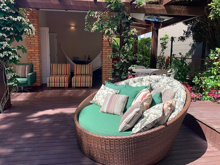 Casa Amborés 400m da praia em Jurerê Internacional