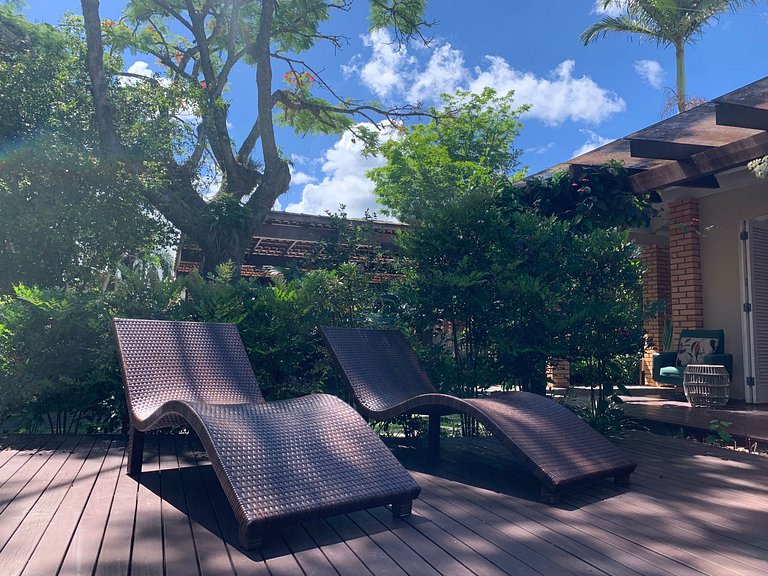 Casa Amborés 400m da praia em Jurerê Internacional