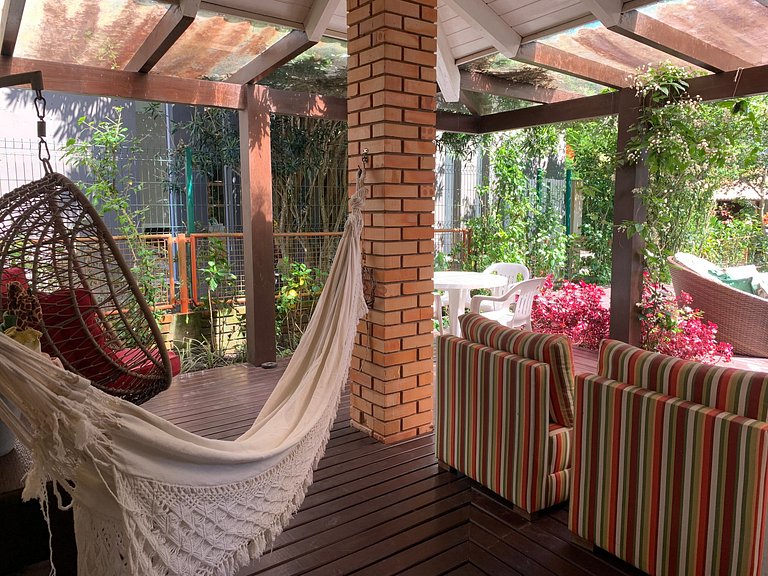 Casa Amborés 400m da praia em Jurerê Internacional