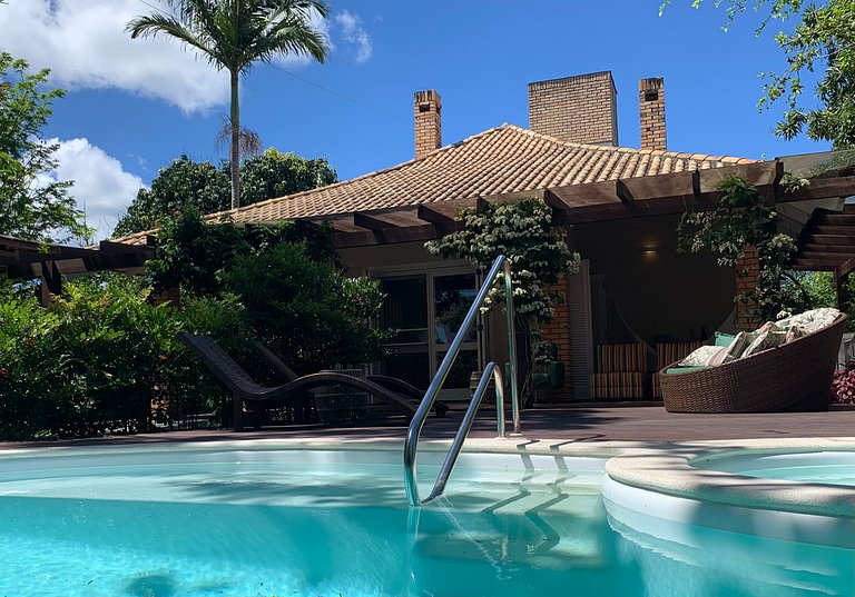 Casa Amborés 400m da praia em Jurerê Internacional