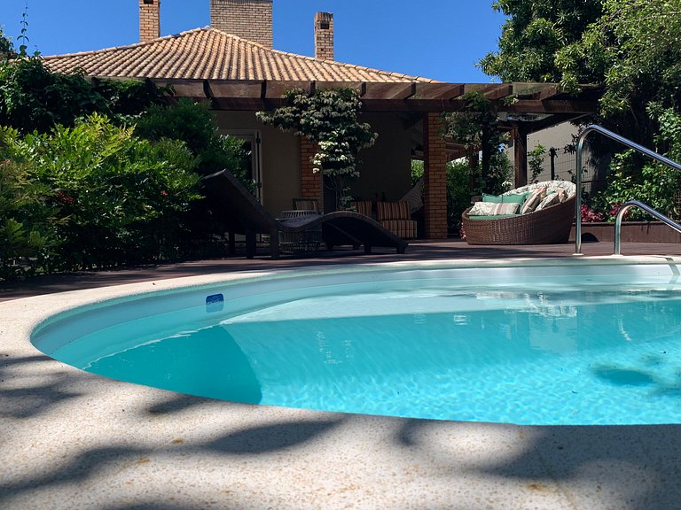 Casa Amborés 400m da praia em Jurerê Internacional