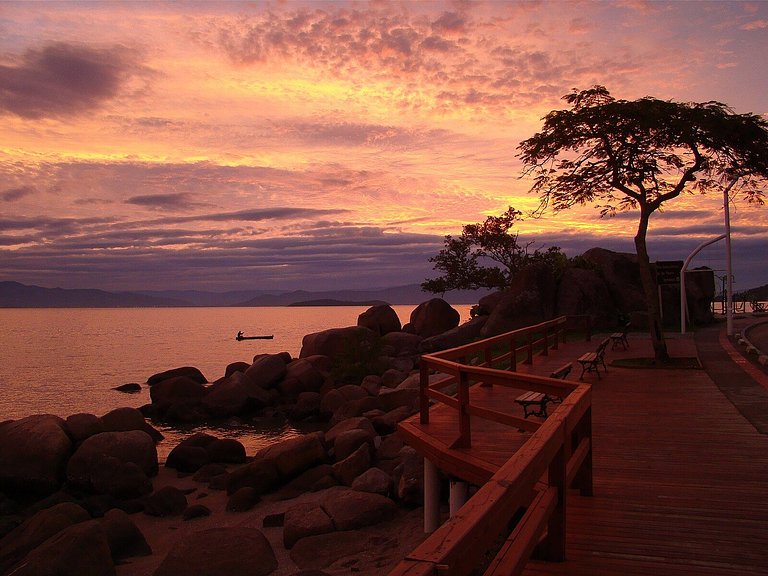 Apt Solaris 2Q perto da praia do Sambaqui by Achei