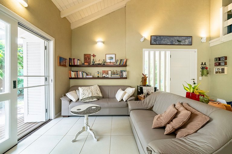 Casa Amborés 400m da praia em Jurerê Internacional