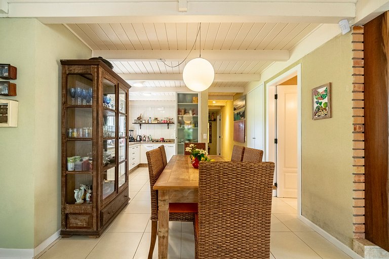 Casa Amborés 400m da praia em Jurerê Internacional