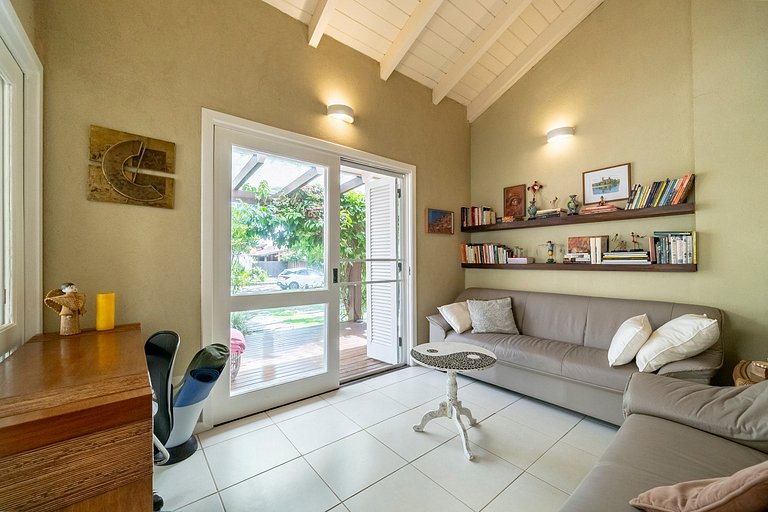 Casa Amborés 400m da praia em Jurerê Internacional