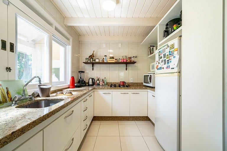 Casa Amborés 400m da praia em Jurerê Internacional