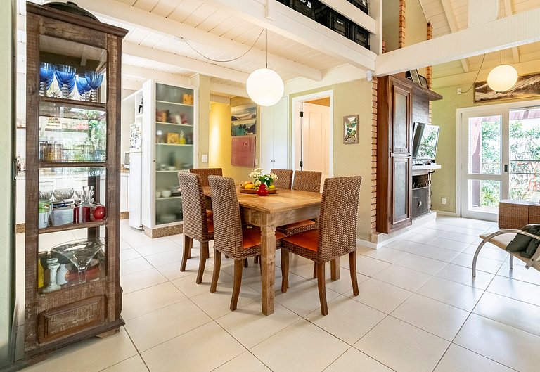 Casa Amborés 400m da praia em Jurerê Internacional