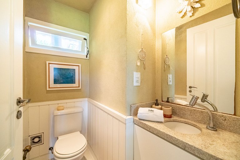 Casa Amborés 400m da praia em Jurerê Internacional