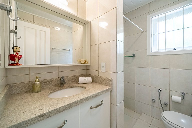 Casa Amborés 400m da praia em Jurerê Internacional