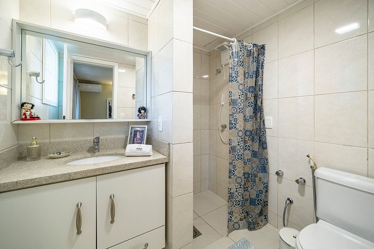 Casa Amborés 400m da praia em Jurerê Internacional