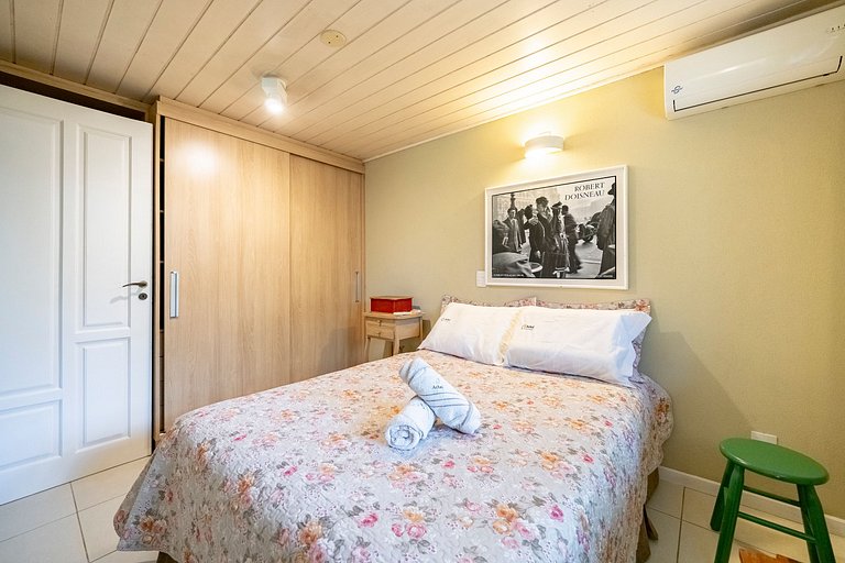 Casa Amborés 400m da praia em Jurerê Internacional