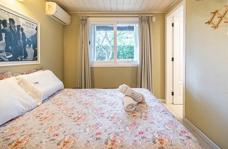 Casa Amborés 400m da praia em Jurerê Internacional