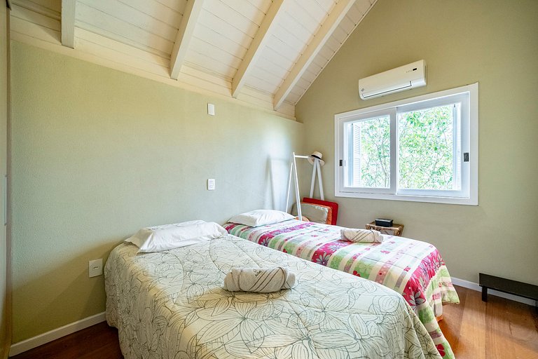 Casa Amborés 400m da praia em Jurerê Internacional