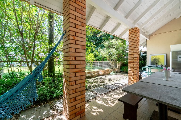 Casa Amborés 400m da praia em Jurerê Internacional