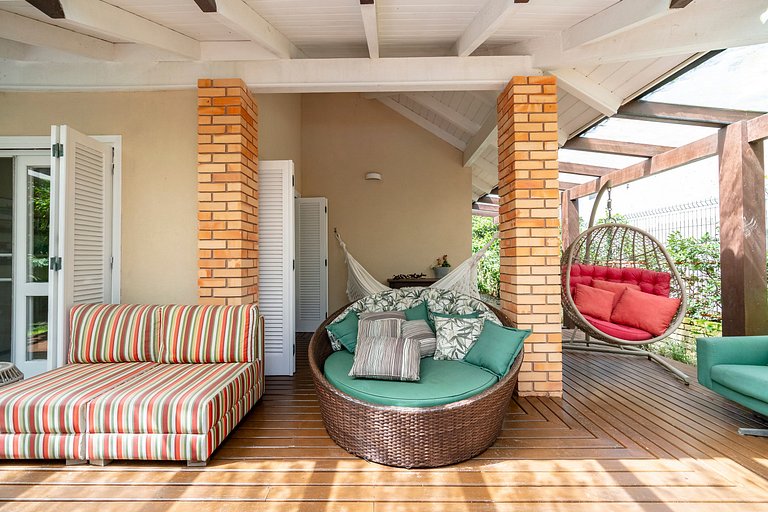 Casa Amborés 400m da praia em Jurerê Internacional