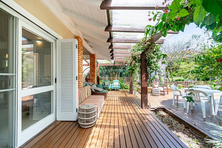 Casa Amborés 400m da praia em Jurerê Internacional