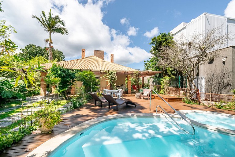 Casa Amborés 400m da praia em Jurerê Internacional