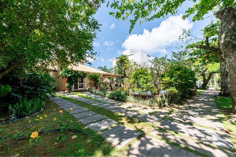 Casa Amborés 400m da praia em Jurerê Internacional