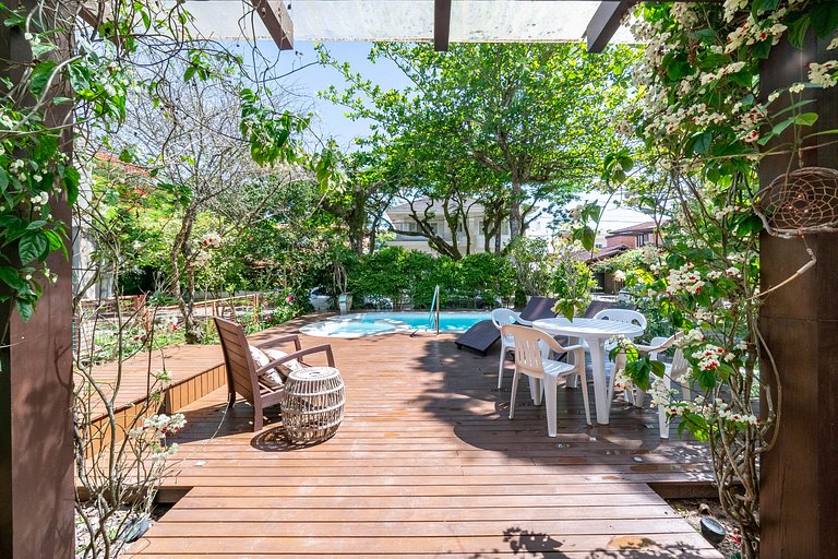 Casa Amborés 400m da praia em Jurerê Internacional