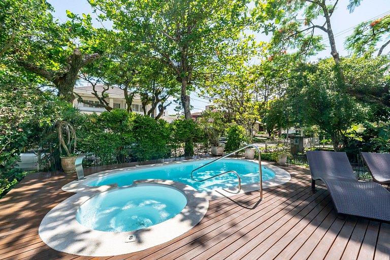 Casa Amborés 400m da praia em Jurerê Internacional