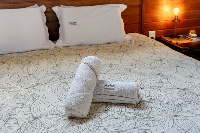 Shiva Chalé com hidro na Barra da Lagoa by Achei