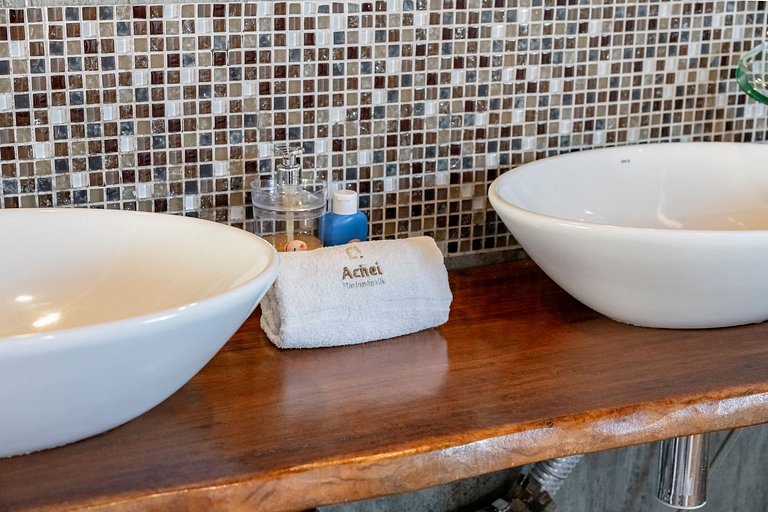 Shiva Chalé com hidro na Barra da Lagoa by Achei