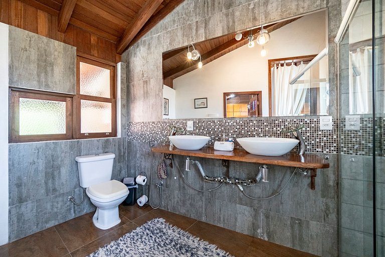 Shiva Chalé com hidro na Barra da Lagoa by Achei