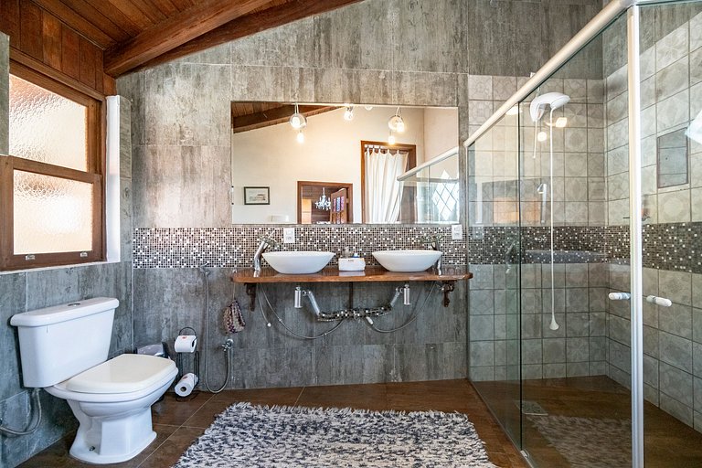 Shiva Chalé com hidro na Barra da Lagoa by Achei