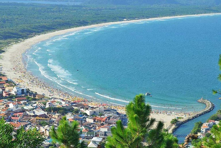 Shiva Chalé com hidro na Barra da Lagoa by Achei